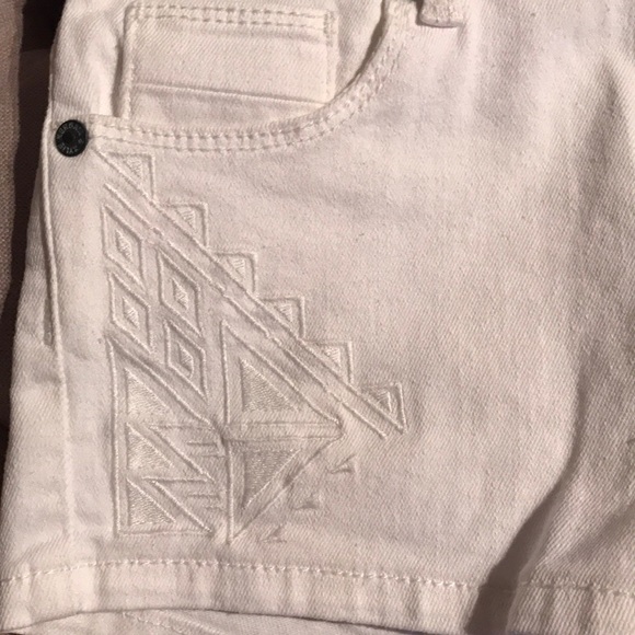 SOLD - Kendall AND Kylie white jean short - Picture 2 of 5